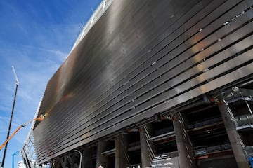 Las lamas del exterior ya están instalándose en la fachada del nuevo Santiago Bernabéu. Serán una de las grandes características del nuevo feudo blanco.