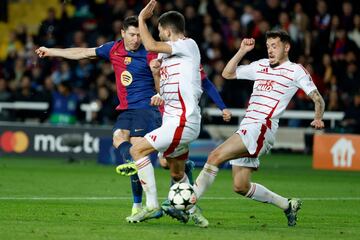 3-0. Alejandro Balde asiste al delantero polaco y se saca un disparo raso, al palo largo de Marko Bizot, para marcar su segundo tanto. Gol 101 en Champions League del 9 azulgrana.