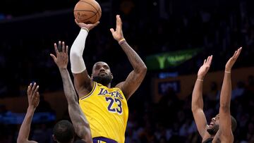 LOS ANGELES, CALIFORNIA - JANUARY 15: LeBron James #23 of the Los Angeles Lakers scores on a jumper in front of Haywood Highsmith #24 and Alec Burks #18 of the Miami Heat during a 117-108 Lakers win at Crypto.com Arena on January 15, 2025 in Los Angeles, California. Harry How/Getty Images/AFP NOTE TO USER: User expressly acknowledges and agrees that, by downloading and/or using this Photograph, user is consenting to the terms and conditions of the Getty Images License Agreement. Mandatory Copyright Notice: Copyright 2025 NBAE. (Photo by Harry How/Getty Images) (Photo by Harry How / GETTY IMAGES NORTH AMERICA / Getty Images via AFP)