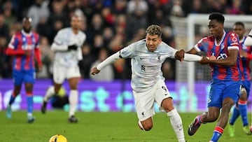 Albert Sambi Lokonga y Roberto Firmino.