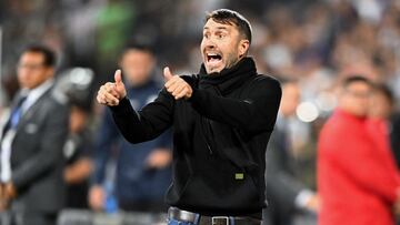 Atletico Mineiro's Argentine head coach Eduardo Coudet gestures during the Copa Libertadores group stage second leg football match between Peru's Alianza Lima and Brazil's Atletico Mineiro at the Alejandro Villanueva stadium in Lima, on June 6, 2023. (Photo by ERNESTO BENAVIDES / AFP)