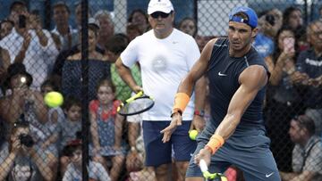 BRI10 BRISBANE (AUSTRALIA) 02/01/2017.- El tenista español Rafa Nadal asiste a una sesión de entrenamiento durante el torneo de Brisbane (Australia) hoy, 2 de enero de 2016. EFE/Dave Hunt PROHIBIDO SU USO EN AUSTRALIA Y NUEVA ZELANDA