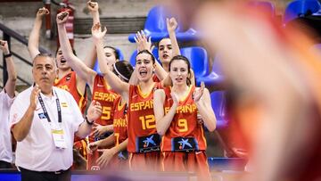 La Selección Sub-19 celebra una canasta durante el partido contra Egipto.