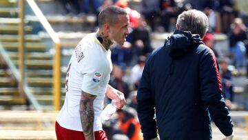 Nainggolan, retir&aacute;ndose lesionado del Bolonia-Roma.