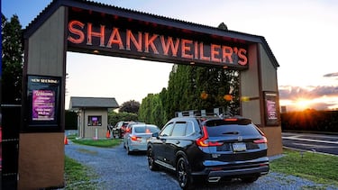 Una pareja salva el autocine más antiguo del mundo en una historia digna de Hollywood