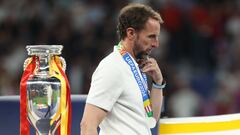 Gareth Southgate, seleccionador de Inglaterra, pasa por delante del trofeo de la Eurocopa.