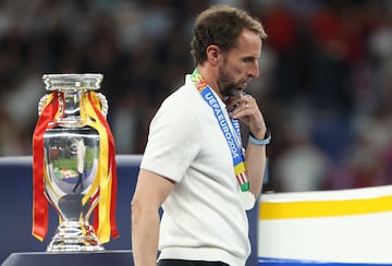 Gareth Southgate, seleccionador de Inglaterra, pasa por delante del trofeo de la Eurocopa.