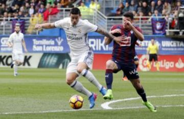 James Rodríguez con el balón.