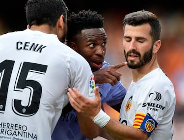 A furious Carlo Ancelotti reacts to Vinícius incident during Real Madrid defeat