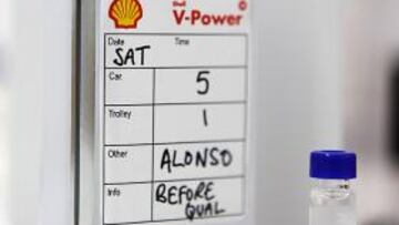 Una muestra de la gasolina de Alonso.