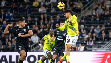 AME1012. MONTERREY (MÉXICO), 12/01/2025.- Victor Guzman (i) de Monterrey disputa el balón con Jesús Rivas (d) de Puebla este domingo, previo a un partido de la primera jornada del torneo Clausura 2025 de la Liga MX entre Monterrey y Puebla, en el estadio BBVA de la ciudad de Monterrey (México). EFE/ Miguel Sierra