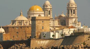 La Catedral de C&aacute;diz es reconocible desde cualquier punto de la ciudad