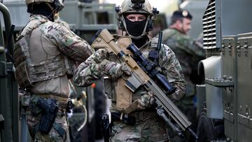 Un militar del Ejército de Tierra antes del acto solemne de homenaje a la bandera nacional y desfile militar en el Día de la Hispanidad, a 12 de octubre de 2022, en Madrid (España). Los actos por el Día de la Fiesta de la Hispanidad comienzan con el izado de la Bandera Nacional y el homenaje a los que dieron su vida por España, al que siguen los desfiles aéreo y terrestre de distintas unidades en los que participan más de 4.000 militares, 150 vehículos y cerca de 220 caballos, a los que se suman 84 aeronaves. La tribuna presidida por los Reyes se encuentra en la plaza de Lima y este año la princesa Leonor no asiste al desfile al encontrarse estudiando en Gales. ‘Todos trabajamos por un fin común’ es el lema que el Ministerio de Defensa ha elegido para los actos de este año por la Fiesta Nacional.
12 OCTUBRE 2022;FIESTA NACIONAL;4.000 MILITARES;DESFILE;FIESTA DE ESPAÑA;ESPAÑA;DESFILE;MILITARES;ESPAÑA;BANDERA DE ESPAÑA;ESPAÑA
Eduardo Parra / Europa Press
12/10/2022