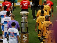 Futbol, Universidad Catolica vs Coquimbo Unido.
Final Supercopa 2026.
Los equipos de Universidad Catolica y Coquimbo Unido entran a la cancha durante la final de la Supercopa disputada en el estadio Sausalito de Vina del Mar, Chile.
25/01/2026
Sebastian Cisternas/Photosport
Football, Universidad Catolica vs Coquimbo Unido.
2025 Supercopa Championship semifinal.
Universidad Catolica’s and Coquimbo Unido team enter the field during the Supercopa Championship final match at the Sausalito stadium in Vina del Mar, Chile.
25/01/2026
Sebastian Cisternas/Photosport