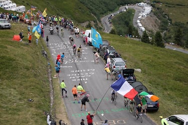 Longitud: 30 km / Pendiente media: 5% / Rampas máximas: 11% / Altitud: 2.067 m.
Si el Galibier era largo, más todavía es uno de sus hermanos en los Alpes. Sus 30 km de longitud hacen de él uno de los puertos más terribles del mundo, un reto que incluso para los profesionales supone más de una hora de esfuerzo.