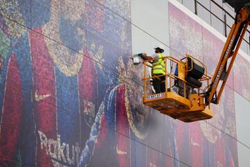 Los operarios del FC Barcelona han dedicado la mañana a quitar las imágenes de Leo Messi de las instalaciones del estadio blaugrana. Messi, ya es historia.