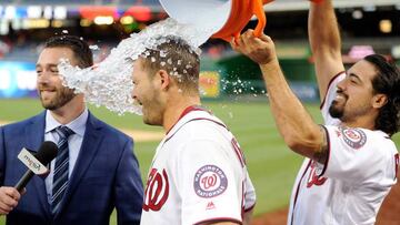 Chris Heisey es felicitado de manera tan divertida por su compa&ntilde;ero Anthony Rendon tras lograr el home run del triunfo para sus Nationals.