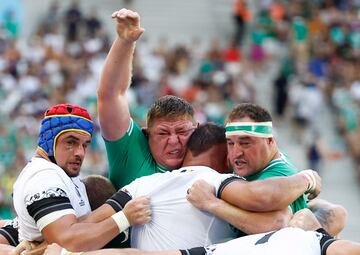 Puede parecer un gesto de camaradería, pero nada más lejos de la realidad. Lo que hacen los irlandeses
Furlong y Herring en la imagen, tomada durante el Irlanda-Rumanía del Mundial de rugby, es tratar de sacar de una melé abierta al rumano Gordas, al que su compañero Cojocaru intenta ayudar a resistir la percusión.