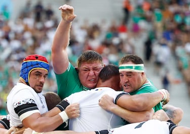 Puede parecer un gesto de camaradería, pero nada más lejos de la realidad. Lo que hacen los irlandeses
Furlong y Herring en la imagen, tomada durante el Irlanda-Rumanía del Mundial de rugby, es tratar de sacar de una melé abierta al rumano Gordas, al que su compañero Cojocaru intenta ayudar a resistir la percusión.