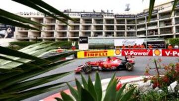 Fernando Alonso con su Ferrari durante la primera sesi&oacute;n de entrenamientos libres del GP de M&oacute;naco.