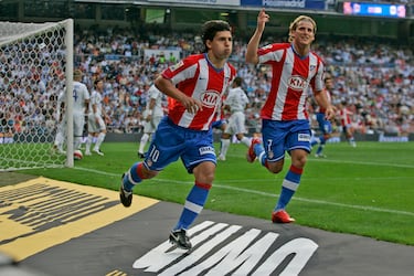 El argentino llegó muy joven al Atlético donde se convirtió en un futbolista muy importante. El Kun jugó cinco temporadas de rojiblanco, con 234 partidos y 101 goles en el club madrileño. Fue un diablo para las defensas rivales y llegó a formar una pareja de ataque inolvidable junto a Forlán. Agüero ganó una Europa League y una Supercopa de Europa con el Atlético. Después de muchos años el equipo madrileño volvía a ganar títulos europeos. Lo peor fue su salida de la entidad. Finalmente se marchó al Manchester City donde también hizo historia. Por sus regates, por sus goles, por su velocidad, Agüero fue un futbolista magistral. Ese Atlético en el que jugó fue el preludio de lo que vino después con Simeone en el banquillo.