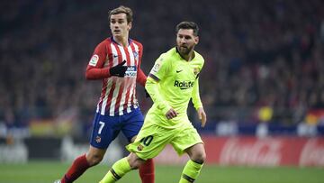 Barcelona's Argentinian forward Lionel Messi (R) and Atletico Madrid's French forward Antoine Griezmann wait to be passed the ball during the Spanish league football match between Club Atletico de Madrid and FC Barcelona at the Wanda Metropolitano stadium