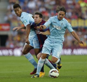 Manuel Iturra y su compañero Eddy Silvestre intentan, por todos los medios, quitarle el balón a Messi. 