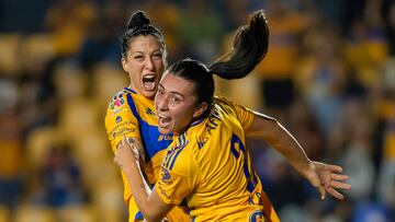 AME4446. MONTERREY (MÉXICO), 03/11/2024.- Jennifer Hermoso (d) de Tigres disputa un balón con Amanda Pérez de Pachuca este domingo, durante un partido de la jornada 17 del Torneo Clausura 2024 entre Tigres y Pachuca en el estadio Universitario Monterrey (México). EFE/ Miguel Sierra