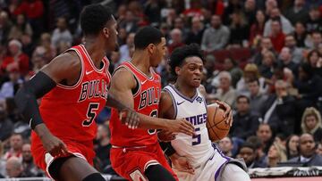 CHICAGO, ILLINOIS - DECEMBER 10: De&#039;Aaron Fox #5 of the Sacramento Kings drives against Bobby Portis #5 and Shaquille Harrison #3 of the Chicago Bulls on his way to a game-high 25 points at the United Center on December 10, 2018 in Chicago, Illinois. The Kings defeated the Bulls 108-89. NOTE TO USER: User expressly acknowledges and agrees that, by downloading and or using this photograph, User is consenting to the terms and conditions of the Getty Images License Agreement.   Jonathan Daniel/Getty Images/AFP
 == FOR NEWSPAPERS, INTERNET, TELCOS &amp; TELEVISION USE ONLY ==