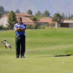 Claudio Borghi no se inquieta: juega golf mientras espera oferta