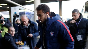 Neymar hace guiños a Cristiano.