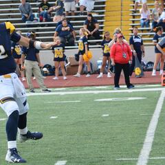 ¿Quién es Luis Pérez y por qué está acaparando los reflectores del futbol americano colegial?