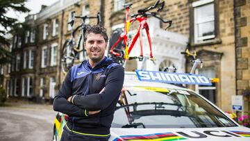 El seleccionador español Pascual Momparler posa en una entrevista para AS en los Mundiales de Ciclismo de Yorkshire 2019.