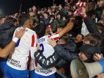 El Barbastro celebra el pase a la siguiente ronda de la Copa del Rey tras ganar 2-0 al Espanyol.