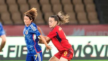 La centrocampista María Pérez disputa un balón a una rival japonesa.