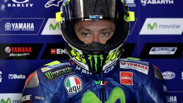 Valentino Rossi en el box de Yamaha durante los test de Australia.