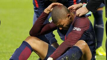Mbappé se queja del golpe sufrido.