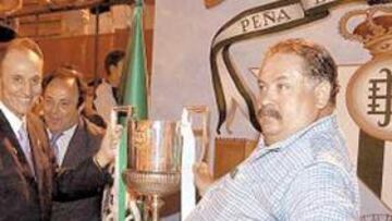 <b>EN LA ALGABA. </b>Lopera acudió a esta localidad sevillana a mostrar la Copa del Rey conseguida.