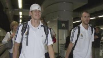 <b>TRANQUILOS. </b>Jaycee Carroll y Sergio Rodríguez llegaron ayer a Barcelona con una sonrisa.