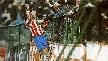 Paulo Futre celebra un gol con la grada.