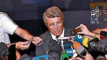 <b>SIGUEN BUSCANDO. </b>El presidente del Atlético, Enrique Cerezo, ayer rodeado de periodistas en la sala VIP del estadio Vicente Calderón.
