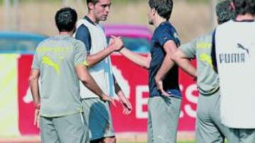 <b>NERVIOS. </b>Los dos jugadores tuvieron una trifulca aunque al final acabaron dándose la mano.