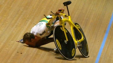 Stephen Wooldridge besa el suelo del vel&oacute;dromo de Melbourne tras proclamarse campe&oacute;n del mundo de persecuci&oacute;n en 2004 con el equipo de Australia.