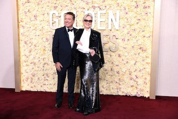 Kevin Huvane y Meryl Streep durante la alfombra roja de la 81ª edición de los Globos de Oro que se ha celebrado en el Beverly Hilton de Los Ángeles.