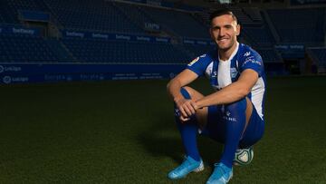 Lucas Pérez posa sentado en Mendizorroza, donde espera que continúe su fantástica racha realizadora.