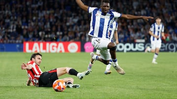 SAN SEBASTIÁN, 04/05/2025.- El defensa de la Real Hamari Traoré (d) trata de escapar de Íñigo Lekue, del Athletic, durante el partido de LaLiga EA Sports de fútbol que Real Sociedad y Athletic Club disputan este domingo en el Reale Arena, en San Sebastián. EFE/Juan Herrero