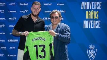 Gaëtan Poussin posa con su nueva camiseta junto a Raúl Sanllehí.