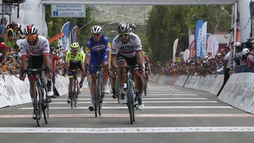 Fernando Gaviria vuela al sprint y gana por delante de Sagan