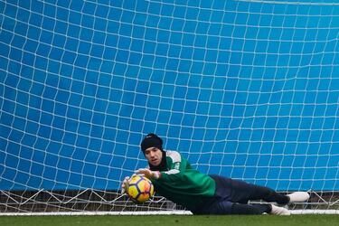 Pau López in line to take the reins from Adán at Betis