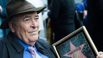 El director de cine italiano Bernardo Bertolucci con una r&eacute;plica de su estrella de la Fama de Hollywood, California. 